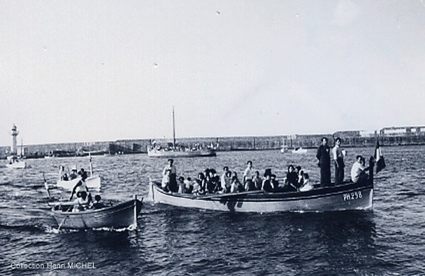 2_1952-08 01 Philippeville Procession.jpg